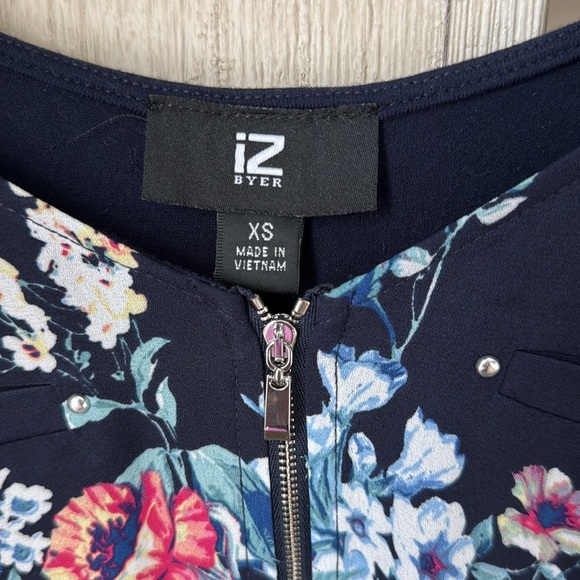 IZ Byer Sleeveless Floral Blouse - Picture 6 of 9